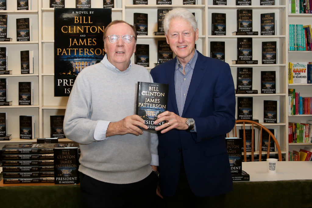 James Patterson a Bill Clinton a ich spoločná kniha The President is Missing, ktorá vyšla tiež vo vydavateľstve Ikar, pod názvom Prezident je nezvestný.